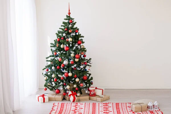 Árvore de Natal com presentes vermelhos na sala branca Natal — Fotografia de Stock