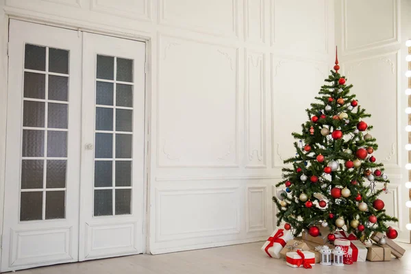 Árbol de Navidad con regalos rojos en la habitación blanca Navidad — Foto de Stock