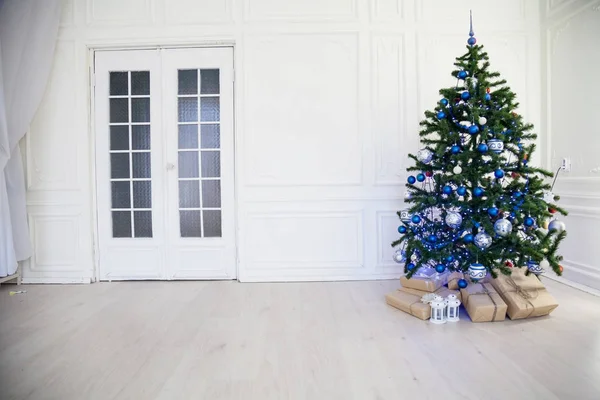 Árbol de Navidad con azul en una habitación blanca con juguetes para Navidad —  Fotos de Stock