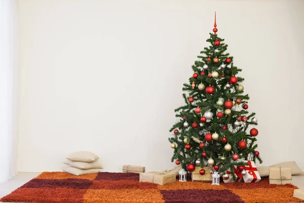 Χριστουγεννιάτικο δέντρο στο λευκό δωμάτιο του σπιτιού για τα Χριστούγεννα — Φωτογραφία Αρχείου