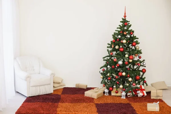 Albero di Natale nella stanza bianca della casa per Natale — Foto Stock