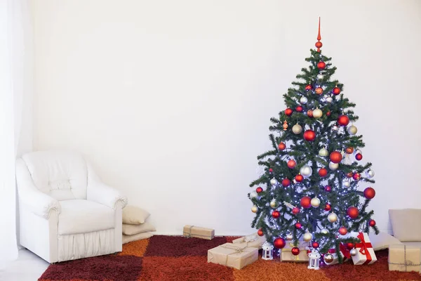Χριστουγεννιάτικο δέντρο με δώρα σπίτι για το νέο έτος — Φωτογραφία Αρχείου