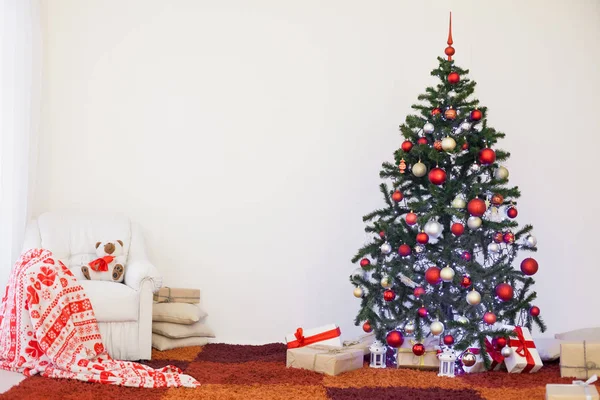 Julgran på nyårsafton i ett vitt rum med julklappar — Stockfoto