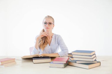 öğretmen Kütüphane iş kadını bir kitap okur