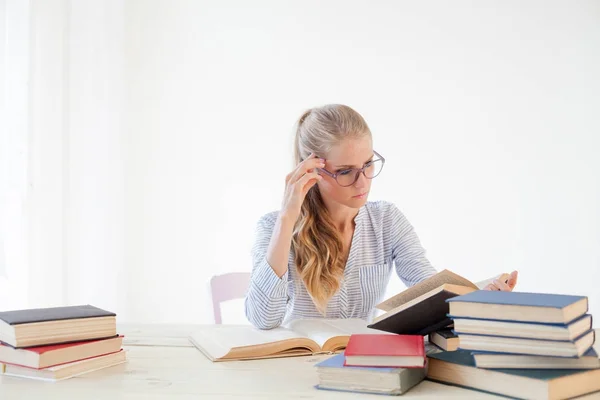 Nauczyciel czyta książkę w bibliotece kobieta biznesu — Zdjęcie stockowe