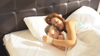 Anne ile oğlu bebek yatakta sabah uyandım