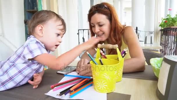 Mamma med son baby målade med färgpennor — Stockvideo