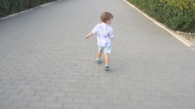 küçük çocuk yolda çalışır