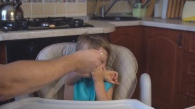 küçük çocuk baba yulaf lapası mutfakta beslemeleri