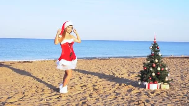 Дівчина відпочиває на курорті на пляжі Різдво Новий рік — стокове відео