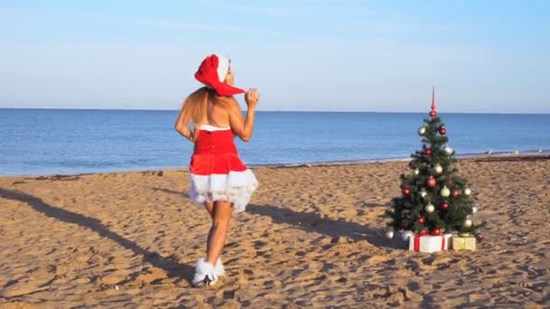 Meisje in kostuum op de nieuwe resort aan het strand met geschenken 1 — Stockvideo