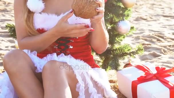 Κορίτσι στο παραλιακό θέρετρο σε Χριστούγεννα ρούχα για το νέο έτος στις τροπικές περιοχές — Αρχείο Βίντεο