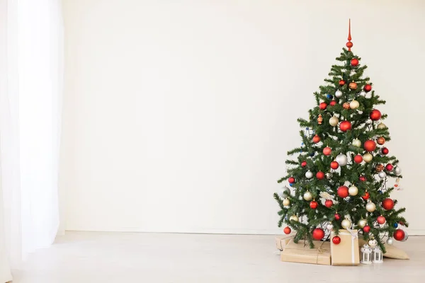 Árvore de Natal com presentes vermelhos na sala branca Natal — Fotografia de Stock