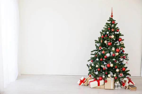 Árvore de Natal com presentes vermelhos na sala branca Natal — Fotografia de Stock