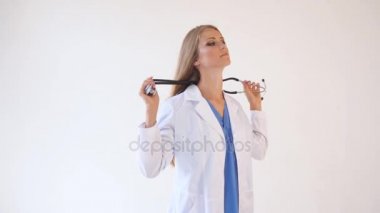 Steteskoplu kadın doktor hastanede.