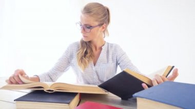 Sekreter kitap okur ofis kağıt klasörlerinde iş kız oturuyor