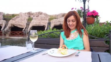 Restoran şarap smartphone içinde kadın