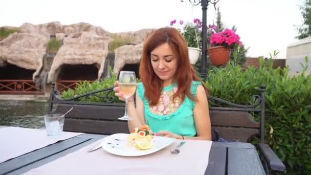 Žena v restauraci víno smartphone — Stock video