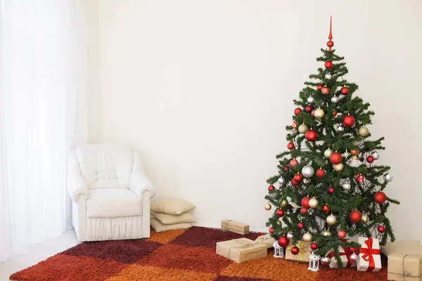 Albero di Natale nella stanza bianca della casa per Natale — Foto Stock