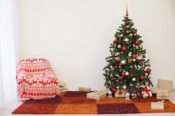 Arbre de Noël avec cadeaux maison pour la nouvelle année — Photo