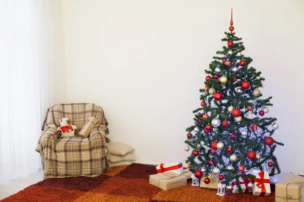 Árbol de Navidad en Año Nuevo Víspera en una habitación blanca con regalos de Navidad —  Fotos de Stock