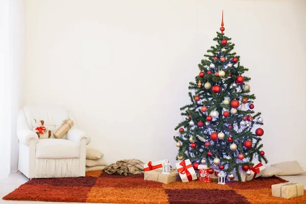 Árvore de Natal em Ano Novo Eva em um quarto branco com presentes de Natal — Fotografia de Stock