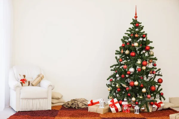 Árvore de Natal em Ano Novo Eva em um quarto branco com presentes de Natal — Fotografia de Stock