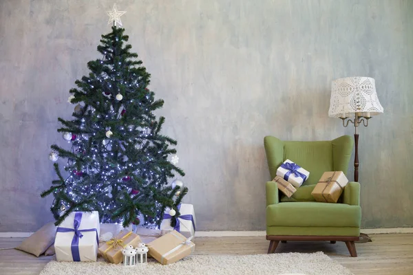 Árbol de Navidad con regalos para el nuevo año —  Fotos de Stock