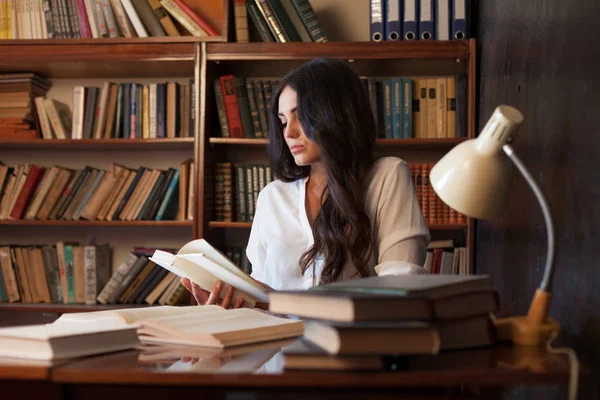 Ragazza si sta preparando per l'esame libro di lettura in biblioteca — Foto Stock