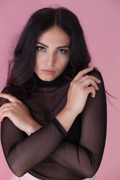 Ritratto di ragazza vestita di nero su sfondo rosa — Foto Stock