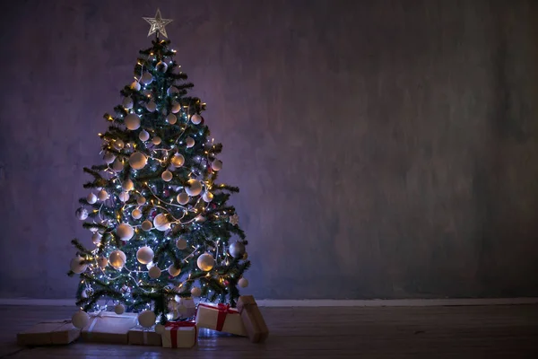 Árbol de Navidad con guirnaldas de luces en casa para Navidad — Foto de Stock