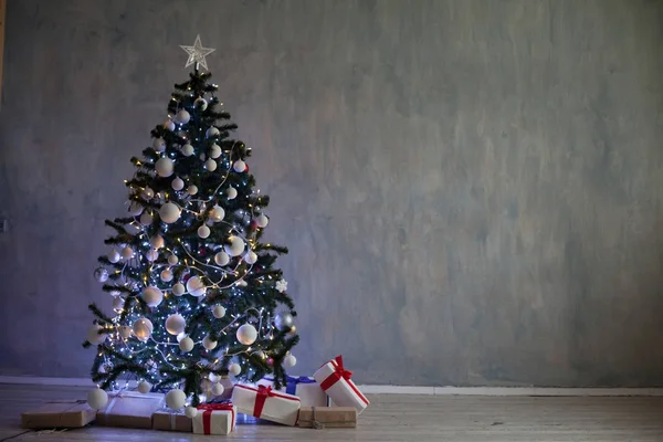 Árbol de Navidad con luces Casas de guirnalda para el nuevo año — Foto de Stock