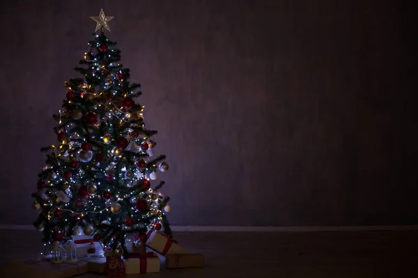 圣诞树圣诞礼物回家与灯和花环 — 图库照片