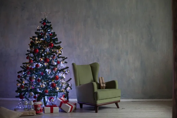 Kerstboom met lampjes en slingers en thuis cadeaus voor kerst — Stockfoto