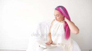 bir kitap duygular duygular okuma pembe saçlı kız