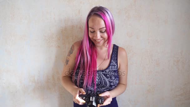 Flicka med rosa hår fotografier kamera — Stockvideo