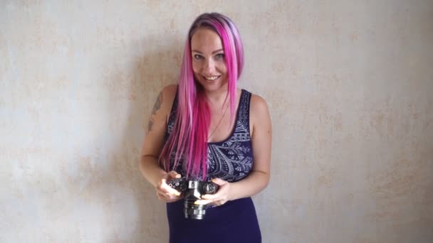 Flicka med rosa hår fotografier kamera — Stockvideo