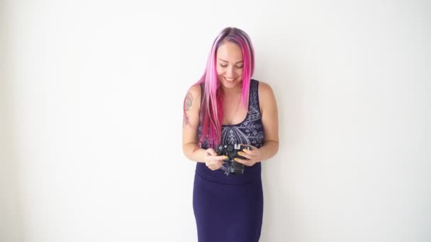 Fotograaf meisje met roze haren voor fotoshoots — Stockvideo