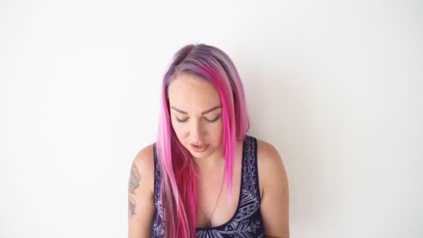 Girl with pink hair makes photos on the vintage camera — Stock Video