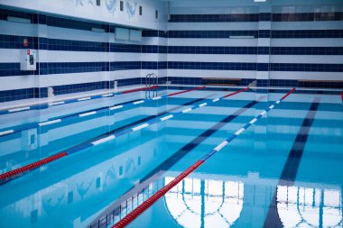 havuzu yüzme sporcular izlemek için