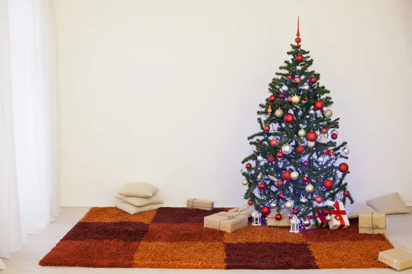 Albero di Natale nella stanza bianca della casa per Natale — Foto Stock