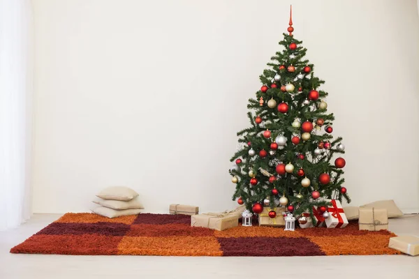 Albero di Natale nella stanza bianca della casa per Natale — Foto Stock