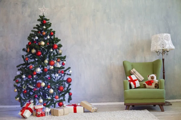 Albero di Natale con regali a casa per il nuovo anno — Foto Stock