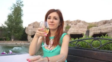 Kız bir restoranda sokak içki şarap