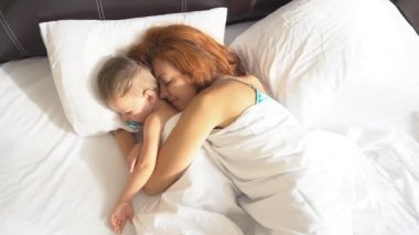Anne ve küçük çocuk otelde sabah uyanık