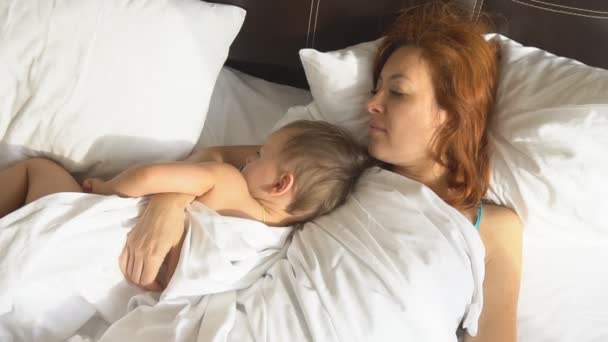 Mor och liten pojke som vaknade på morgonen — Stockvideo