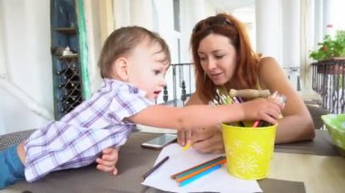 Anne ile oğlu bebek renkli kalemler ile boyalı