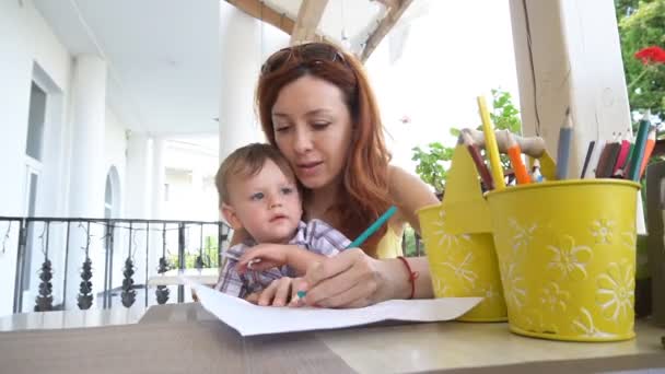 Mom with son baby painted with colored pencils — Stock Video