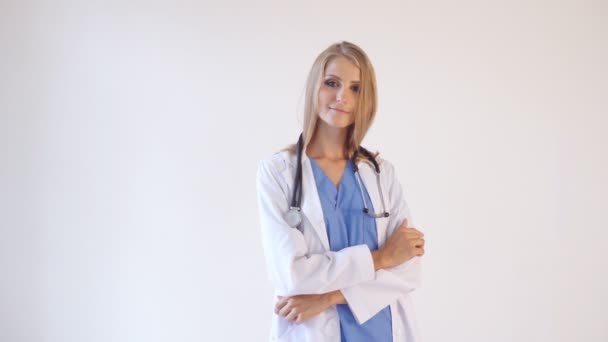 Doctora con estetoscopio en el hospital — Vídeos de Stock