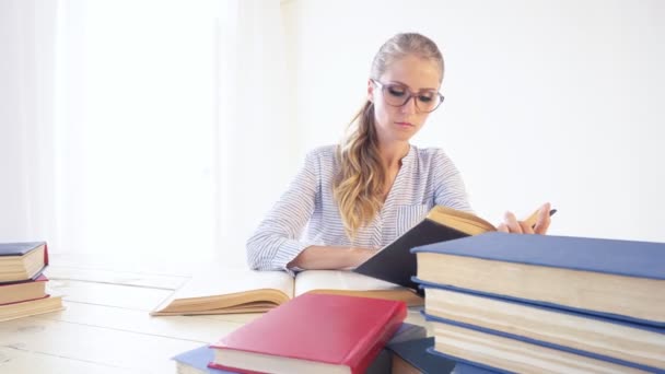 Menina de negócios senta-se nas pastas de papel do Office Secretário lê livros — Vídeo de Stock